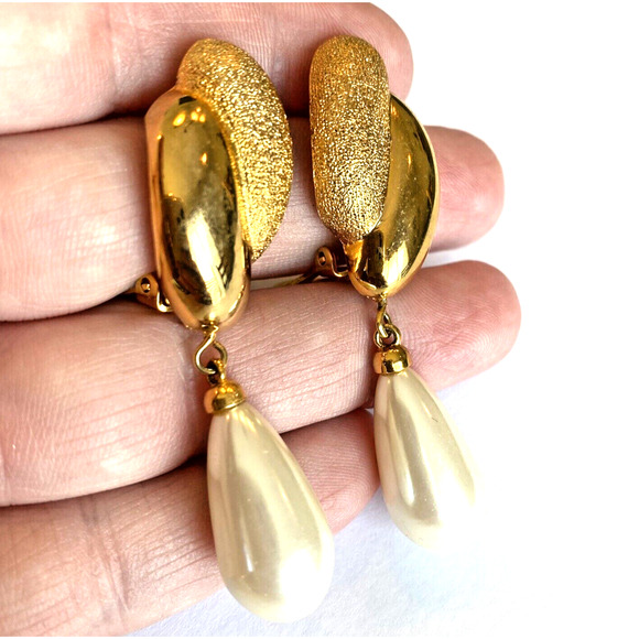 Signed Marvella Clip On Earrings Elegant Textured Goldtone & Faux Pearl Teardrop - Picture 5 of 6